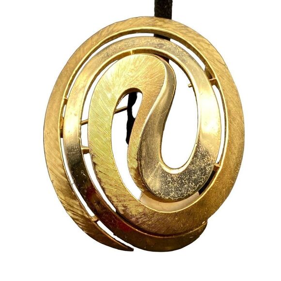 CROWN TRIFARI COMET SWIRL GOLDEN TONED TRIFANIUM CLIP ON EARRINGS VINTAGE 1960s - Picture 4 of 13